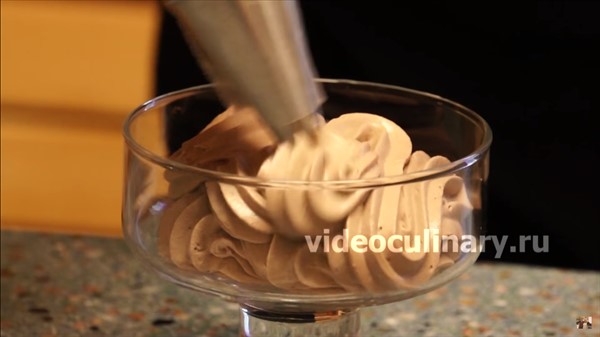 Выкладываем мороженое в креманки